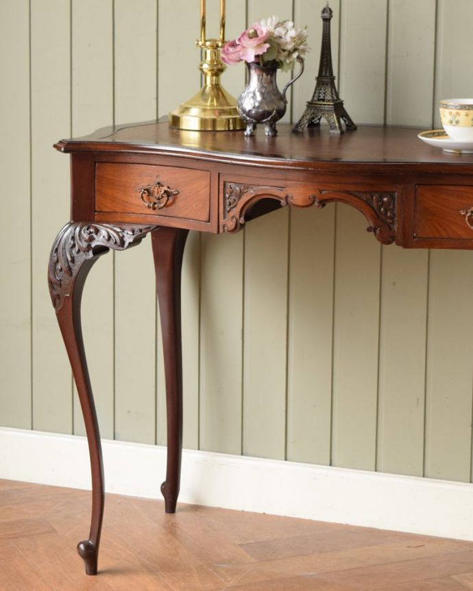 アンティークのデスク・書斎机 アンティーク家具 アンティーク英国で見つけた家具、美しいライティングテーブル(デスク)。大人の色気を感じる銘木の美しさアンティークのデスクらしく美しい木目が自慢。(q-2093-f)