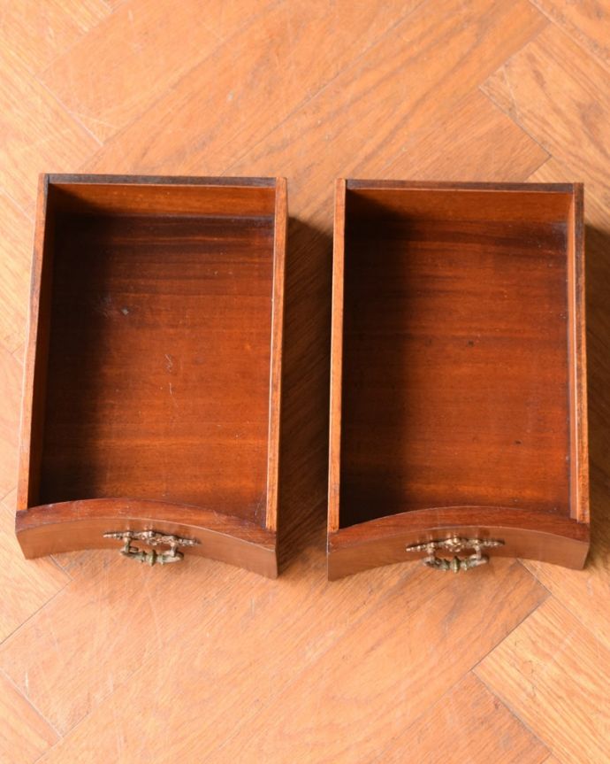 アンティークのデスク・書斎机 アンティーク家具 アンティーク英国で見つけた家具、美しいライティングテーブル(デスク)。キレイに修復しました!もちろん引き出しの中も職人がキレイにお直しました。(q-2093-f)