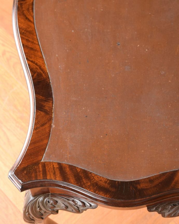 アンティークのデスク・書斎机 アンティーク家具 アンティーク英国で見つけた家具、美しいライティングテーブル(デスク)。天板を近くから見ると・・・革のコンディションもとてもよくキレイです。(q-2093-f)