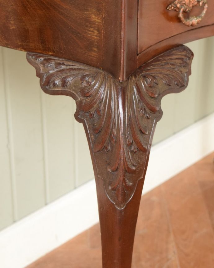 アンティークのデスク・書斎机 アンティーク家具 アンティーク英国で見つけた家具、美しいライティングテーブル(デスク)。うっとりする美しさアンティークだから手に入る美しい彫。(q-2093-f)