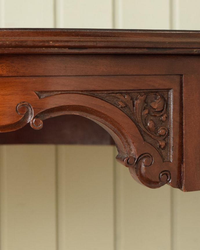 アンティークのデスク・書斎机 アンティーク家具 アンティーク英国で見つけた家具、美しいライティングテーブル(デスク)。至る所に繊細な彫いろんな彫のデザインがありますが、個人的に美しいと思える女性らしく優雅なデザインを選んできました。(q-2093-f)