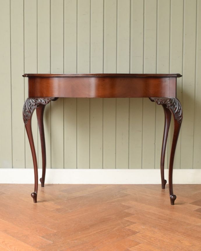 アンティークのデスク・書斎机 アンティーク家具 アンティーク英国で見つけた家具、美しいライティングテーブル(デスク)。こちら側も、もちろんキレイです!アンティークは新品ではないので、もちろん経年変化によるキズはありますが、専門の職人がキレイにお直しをしているので、どの角度から見てもキレイです。(q-2093-f)