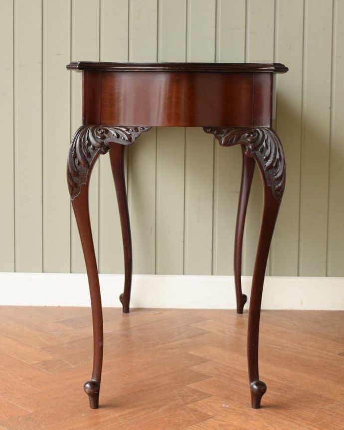 アンティークのデスク・書斎机 アンティーク家具 アンティーク英国で見つけた家具、美しいライティングテーブル(デスク)。クルッと回転。(q-2093-f)