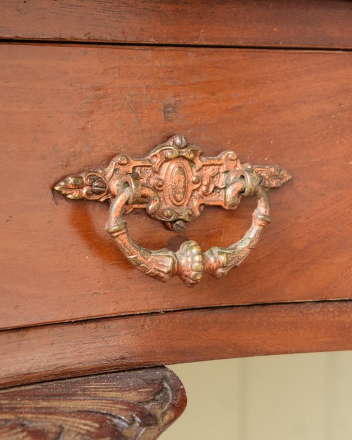 アンティークのデスク・書斎机 アンティーク家具 アンティーク英国で見つけた家具、美しいライティングテーブル(デスク)。アンティークらしい取っ手取っ手のデザインもアンティーク家具は美しいんです。(q-2093-f)