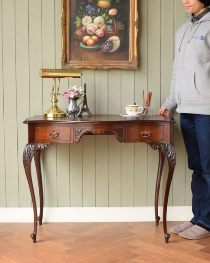 アンティークのデスク・書斎机 アンティーク家具 アンティーク英国で見つけた家具、美しいライティングテーブル(デスク)。凛とした雰囲気が漂う上品なデスク気品が漂う大人のためのアンティークデスクは、置いてあるだけで優雅な雰囲気です。(q-2093-f)