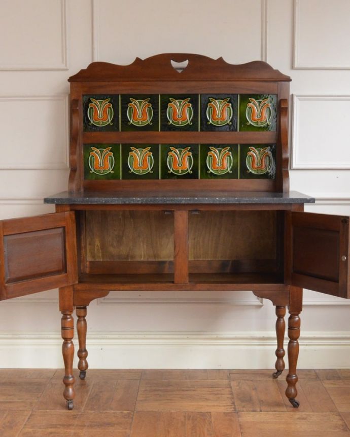 サイドボード アンティーク家具 アンティークでしか出会えない家具、タイルが可愛い英国アンティークのウォッシュスタンド。扉を開いた中もキレイです。(q-2094-f)