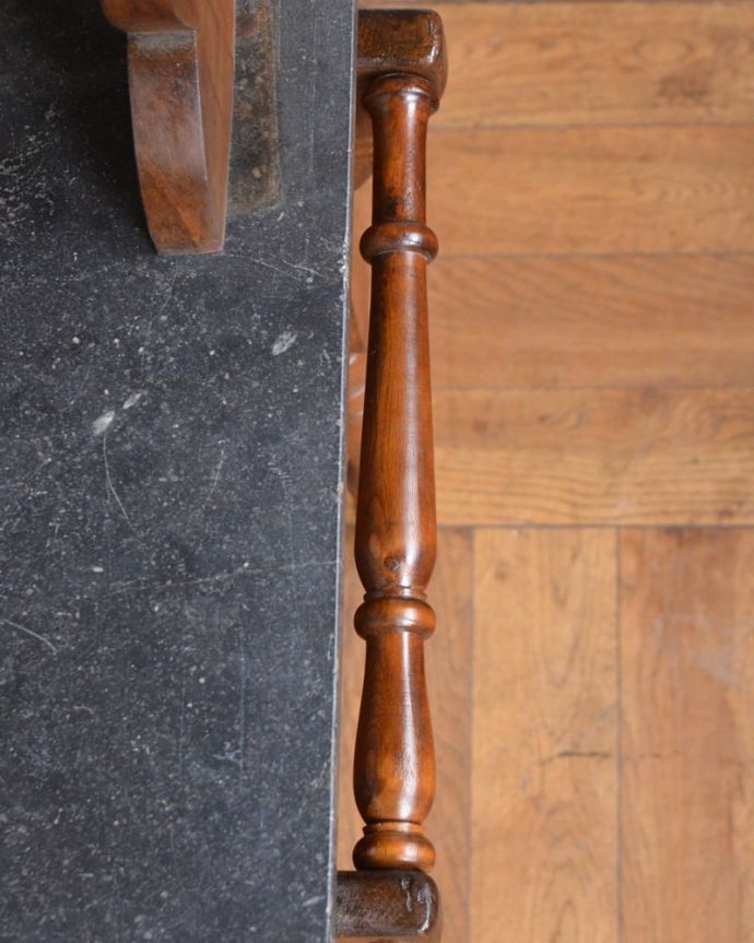 サイドボード アンティーク家具 アンティークでしか出会えない家具、タイルが可愛い英国アンティークのウォッシュスタンド。タオルバーが付いています家具のサイドにはタオルを掛けていたタオルバーがキレイに残っていました。(q-2094-f)