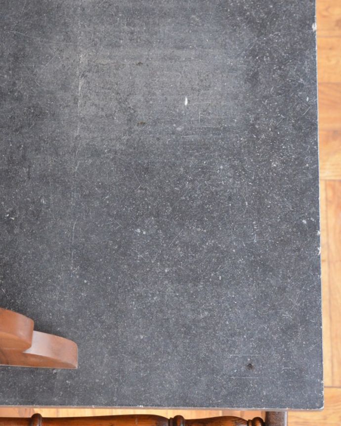 サイドボード アンティーク家具 アンティークでしか出会えない家具、タイルが可愛い英国アンティークのウォッシュスタンド。コンディションもバッチリ!天然大理石はコンディションが一番大事なポイント。(q-2094-f)