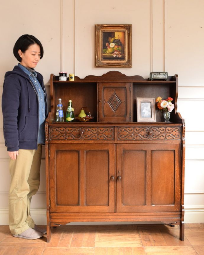 アンティークのキャビネット アンティーク家具 扉と引き出しが付いた英国のアンティーク家具、カップボードキャビネット。引き出しと扉、両方の収納が付いた便利な家具もともとベッドサイドに置いてカップ&ソーサーを収納するために作られたカップボードチェスト。(q-2095-f)