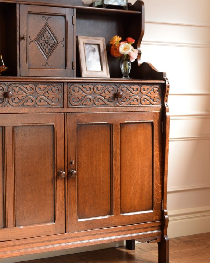 アンティークのキャビネット アンティーク家具 扉と引き出しが付いた英国のアンティーク家具、カップボードキャビネット。重厚な英国アンティークらしい雰囲気ドッシリとした木目は、現代では手に入れることが出来ないアンティークらしい部分。(q-2095-f)