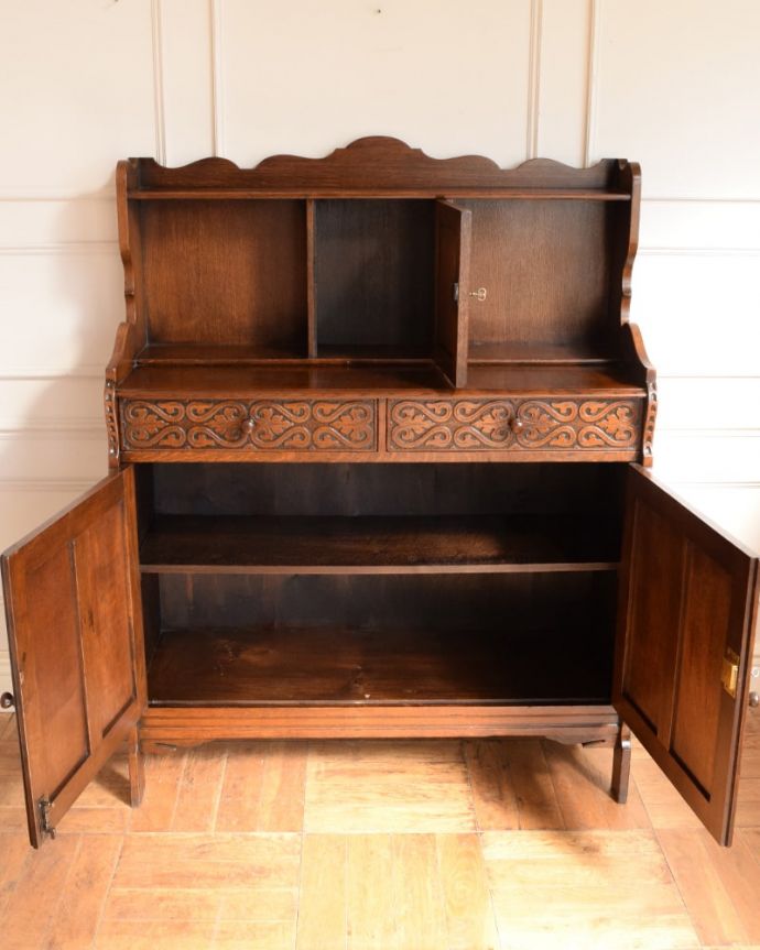 アンティークのキャビネット アンティーク家具 扉と引き出しが付いた英国のアンティーク家具、カップボードキャビネット。扉の中はこんな感じ 修復しました扉の中の収納はこんな感じになっています。(q-2095-f)