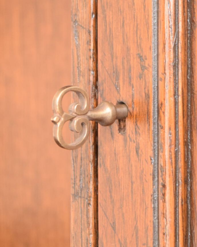 アンティークのキャビネット アンティーク家具 扉と引き出しが付いた英国のアンティーク家具、カップボードキャビネット。大切なものも収納出来ますおとぎ話に出てくるような可愛いアンティークの鍵が付いています。(q-2095-f)