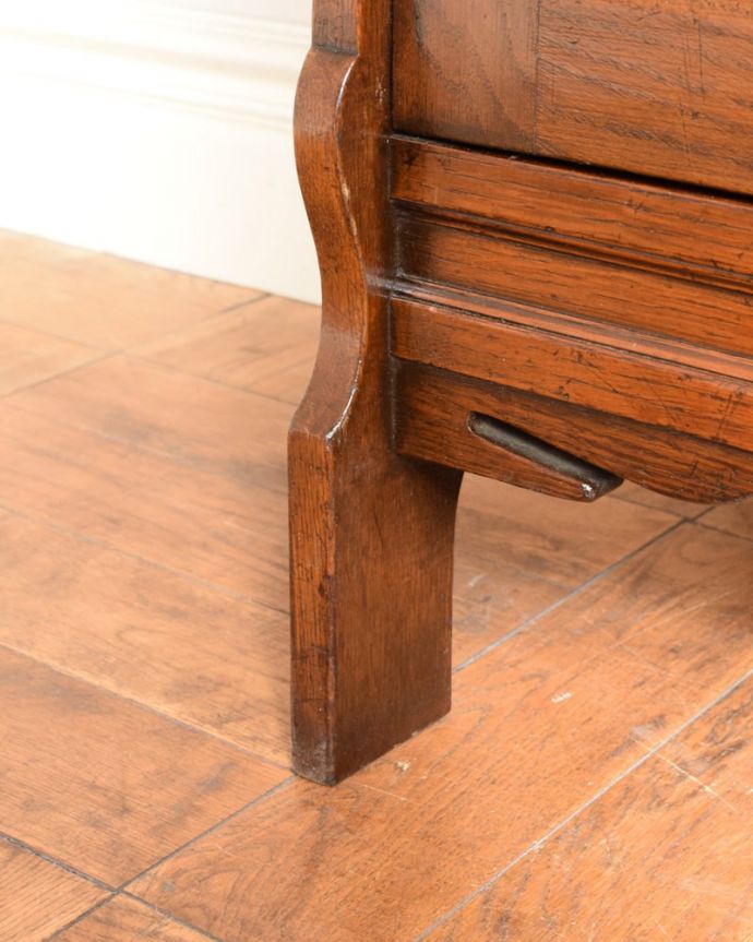 アンティークのキャビネット アンティーク家具 扉と引き出しが付いた英国のアンティーク家具、カップボードキャビネット。女性1人でラクラク運べちゃうんですHandleのアンティークは、脚の裏にフェルトキーパーをお付けしています。(q-2095-f)