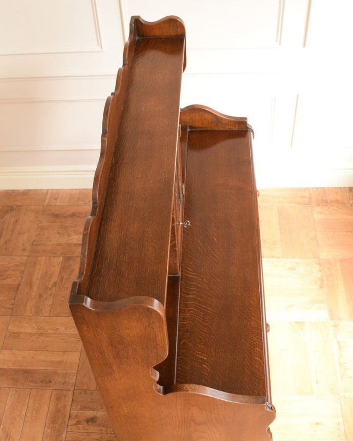 アンティークのキャビネット アンティーク家具 扉と引き出しが付いた英国のアンティーク家具、カップボードキャビネット。天板にモノを置いても使えます。(q-2095-f)