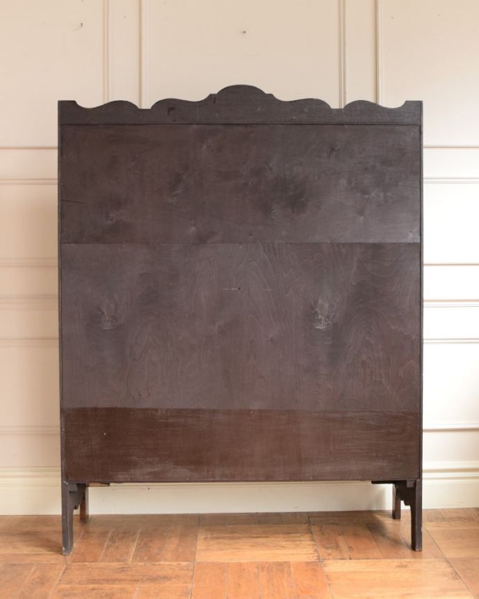 アンティークのキャビネット アンティーク家具 扉と引き出しが付いた英国のアンティーク家具、カップボードキャビネット。後ろ姿にも自信がありますアンティークは新品ではないので経年変化によるキズはありますが、専門の職人が修復したので後ろ姿までキレイです。(q-2095-f)