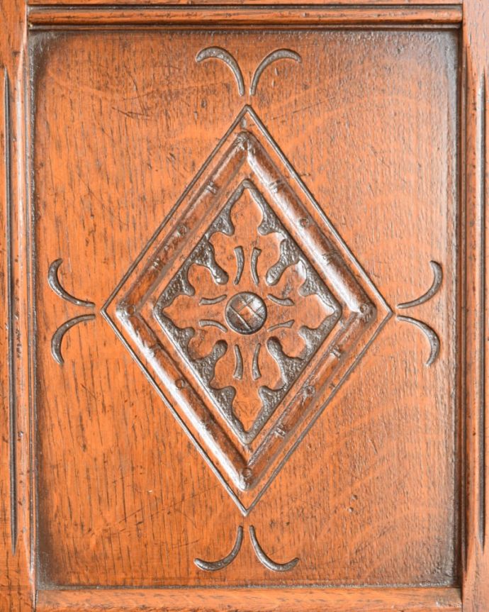 アンティークのキャビネット アンティーク家具 扉と引き出しが付いた英国のアンティーク家具、カップボードキャビネット。惚れ惚れするような美しさとっても堅い無垢材に一体どうやって彫っていったんでしょう?アンティークらしく細かい彫りを眺めているだけでうっとりしてしまいます。(q-2095-f)