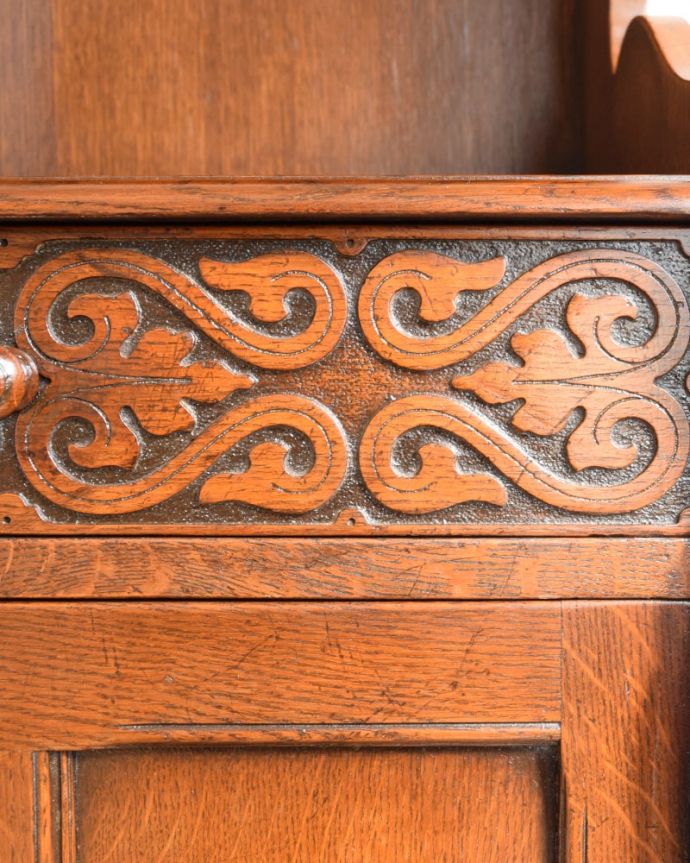 アンティークのキャビネット アンティーク家具 扉と引き出しが付いた英国のアンティーク家具、カップボードキャビネット。至る所に繊細な彫いろんな彫のデザインがありますが、個人的に美しいと思える女性らしく優雅なデザインを選んできました。(q-2095-f)