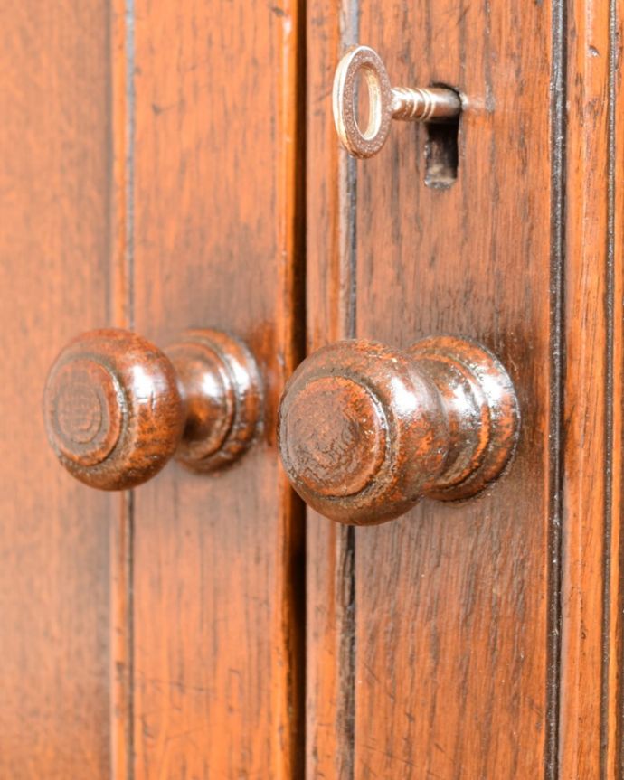 アンティークのキャビネット アンティーク家具 扉と引き出しが付いた英国のアンティーク家具、カップボードキャビネット。開ける度にワクワクコロンとした小さな木の取っ手が付いています。(q-2095-f)