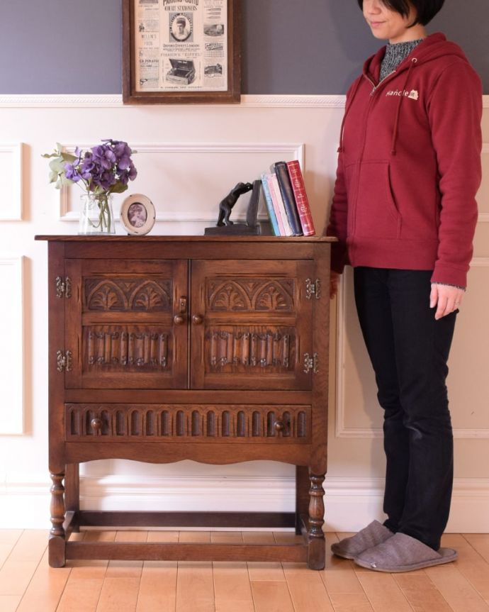 アンティークのキャビネット　アンティーク家具　扉の彫りが重厚な英国のアンティーク家具、カップボードチェスト（食器棚）。引き出しと扉、両方の収納が付いた便利な家具もともとベッドサイドに置いてカップ＆ソーサーを収納するために作られたカップボードチェスト。(q-2096-f)