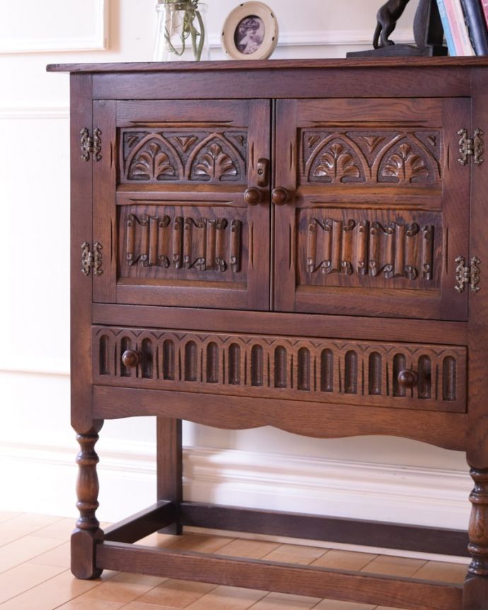 アンティークのキャビネット　アンティーク家具　扉の彫りが重厚な英国のアンティーク家具、カップボードチェスト（食器棚）。重厚な英国アンティークらしい雰囲気ドッシリとした木目は、現代では手に入れることが出来ないアンティークらしい部分。(q-2096-f)