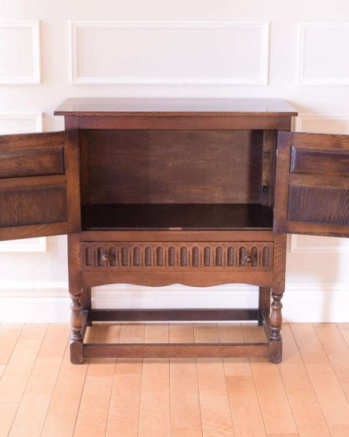 アンティークのキャビネット　アンティーク家具　扉の彫りが重厚な英国のアンティーク家具、カップボードチェスト（食器棚）。扉の中はこんな感じ 修復しました扉の中の収納はこんな感じになっています。(q-2096-f)