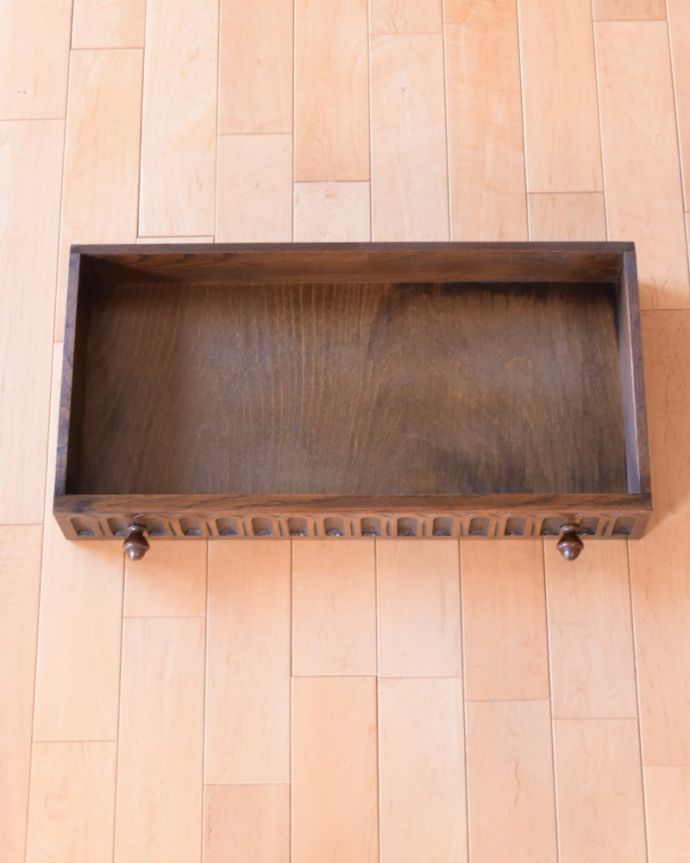 アンティークのキャビネット　アンティーク家具　扉の彫りが重厚な英国のアンティーク家具、カップボードチェスト（食器棚）。キレイに修復しました。(q-2096-f)