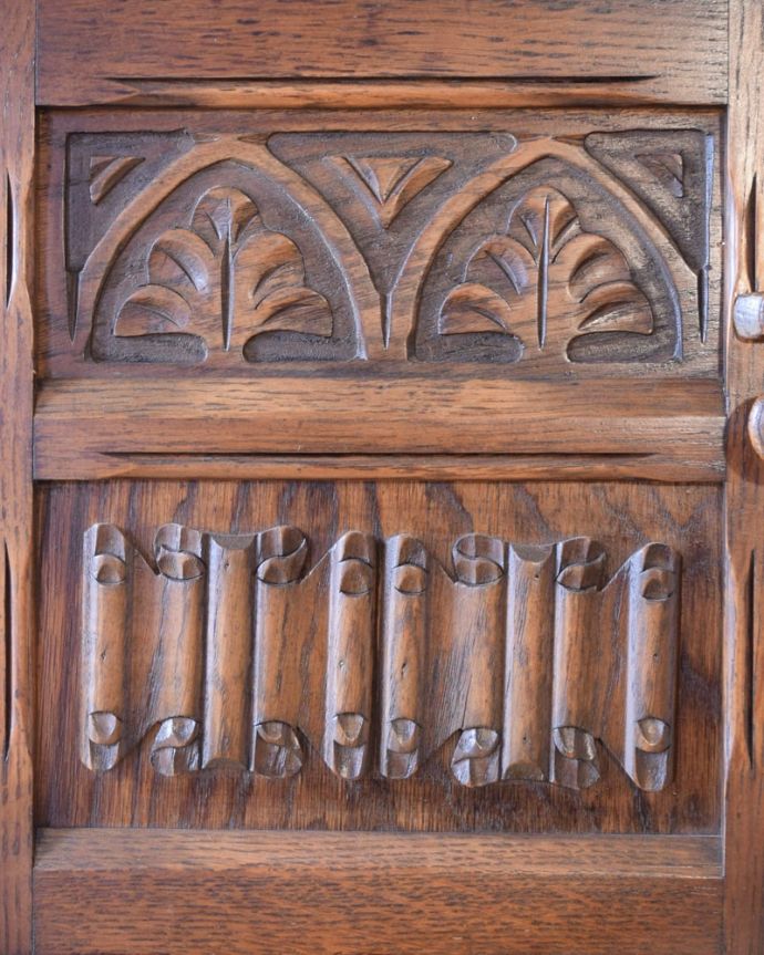 アンティークのキャビネット　アンティーク家具　扉の彫りが重厚な英国のアンティーク家具、カップボードチェスト（食器棚）。惚れ惚れするような美しさとっても堅い無垢材に一体どうやって彫っていったんでしょう？アンティークらしく細かい彫りを眺めているだけでうっとりしてしまいます。(q-2096-f)