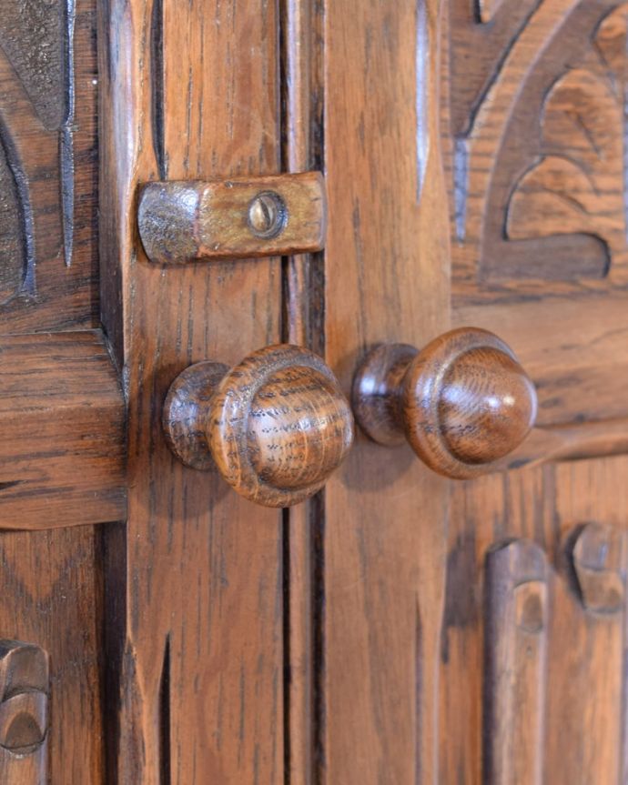 アンティークのキャビネット　アンティーク家具　扉の彫りが重厚な英国のアンティーク家具、カップボードチェスト（食器棚）。開ける度になんだかワクワク取っ手のデザインにもこだわりが。(q-2096-f)