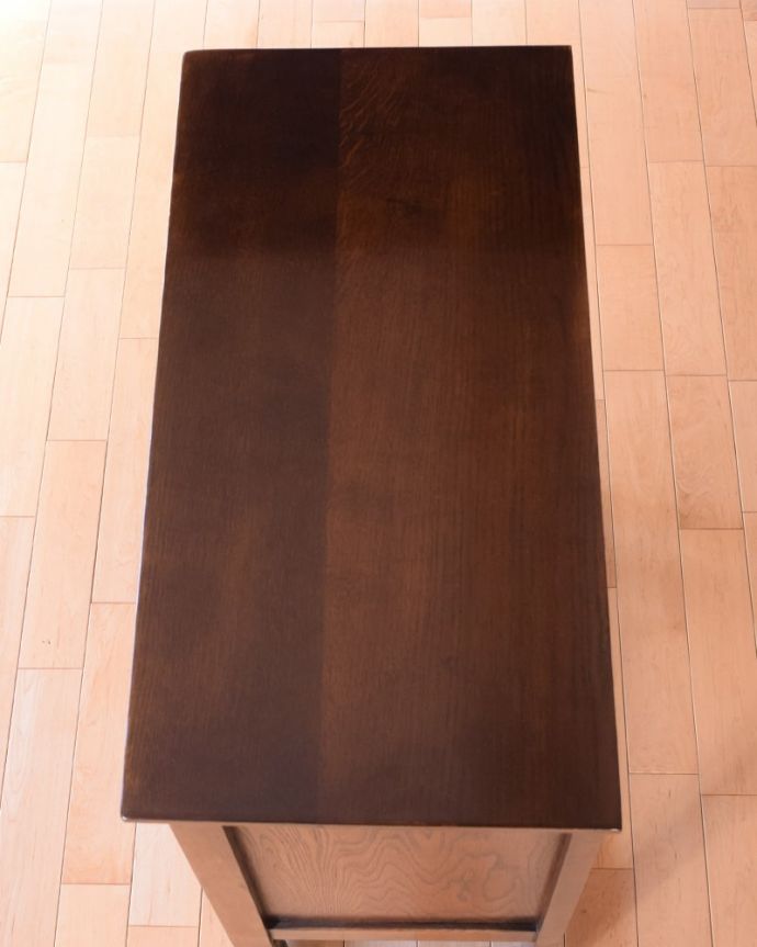 アンティークのキャビネット　アンティーク家具　扉の彫りが重厚な英国のアンティーク家具、カップボードチェスト（食器棚）。天板にモノを置いても使えます。(q-2096-f)