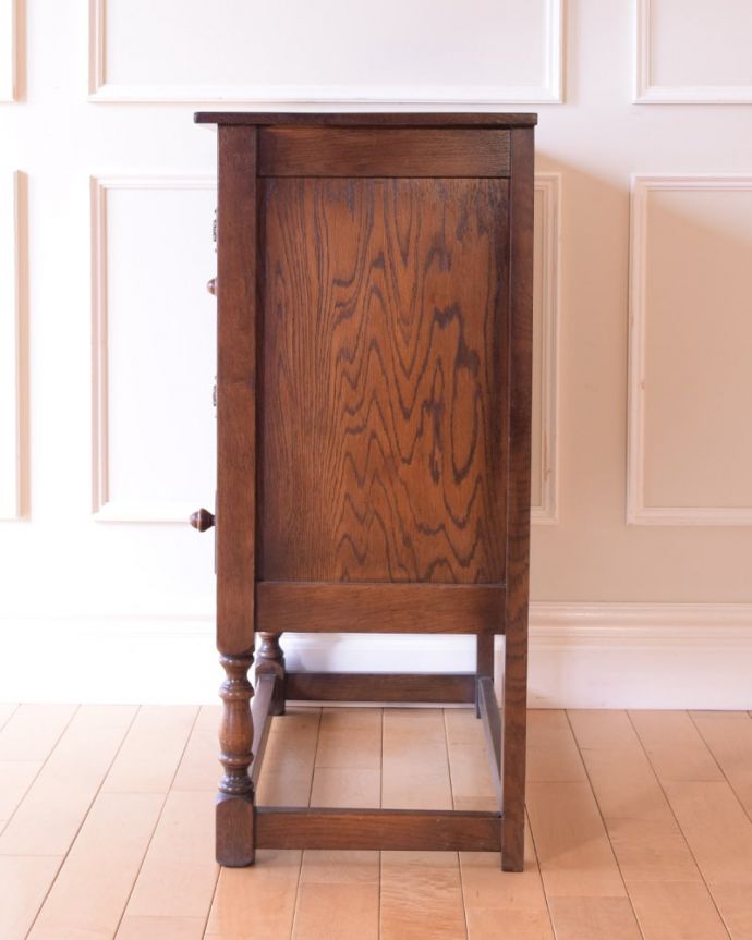 アンティークのキャビネット　アンティーク家具　扉の彫りが重厚な英国のアンティーク家具、カップボードチェスト（食器棚）。横から見てもステキなんです。(q-2096-f)