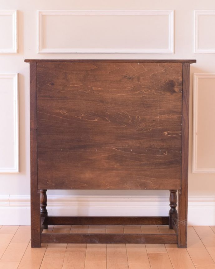 アンティークのキャビネット　アンティーク家具　扉の彫りが重厚な英国のアンティーク家具、カップボードチェスト（食器棚）。後ろ姿にも自信がありますアンティークは新品ではないので経年変化によるキズはありますが、専門の職人が修復したので後ろ姿までキレイです。(q-2096-f)