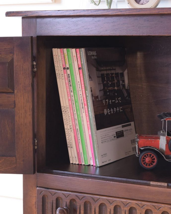 アンティークのキャビネット　アンティーク家具　扉の彫りが重厚な英国のアンティーク家具、カップボードチェスト（食器棚）。扉の中は収納たっぷりA4サイズの雑誌までしっかり収納出来ちゃう大きさ。(q-2096-f)