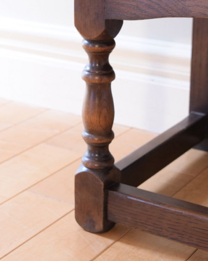 アンティークのキャビネット　アンティーク家具　扉の彫りが重厚な英国のアンティーク家具、カップボードチェスト（食器棚）。女性１人でラクラク運べちゃうんですHandleのアンティークは、脚の裏にフェルトキーパーをお付けしています。(q-2096-f)