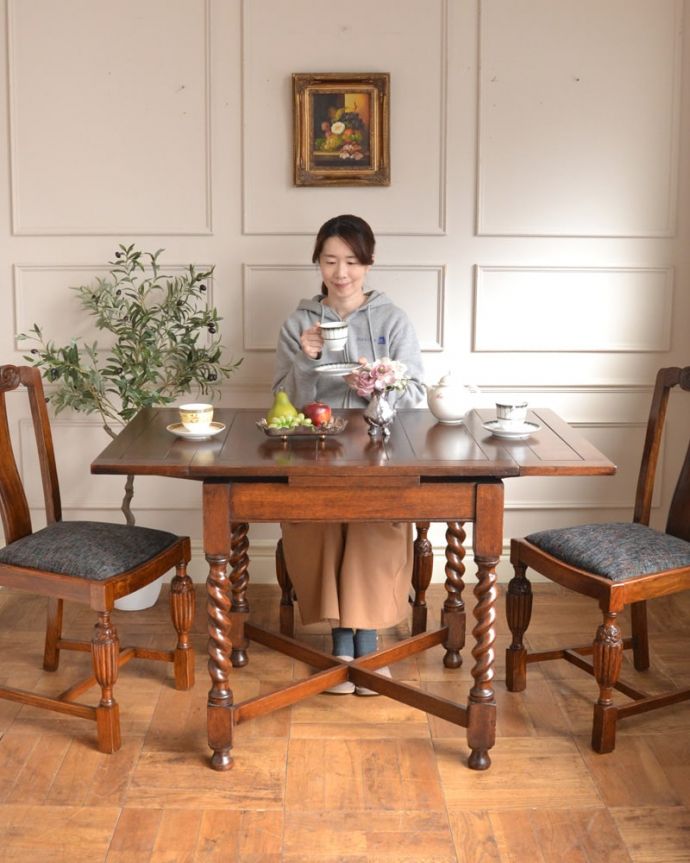 アンティークのテーブル アンティーク家具 伸長式のアンティークテーブル、英国から届いたドローリーフテーブル。3通りの大きさで使える便利なテーブル天板の下に隠れているリーフを引っ張り出せばあっという間に大きく使えるドローリーフテーブル。(q-2098-f)