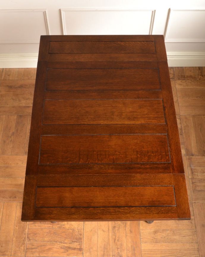 アンティークのテーブル アンティーク家具 伸長式のアンティークテーブル、英国から届いたドローリーフテーブル。やっぱりテーブルは天板が重要全部開いた状態で天板を上から見てみるとこんな感じです。(q-2098-f)