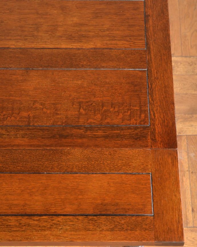 アンティークのテーブル アンティーク家具 伸長式のアンティークテーブル、英国から届いたドローリーフテーブル。近づいて見てみると、天板はこんな感じです。(q-2098-f)