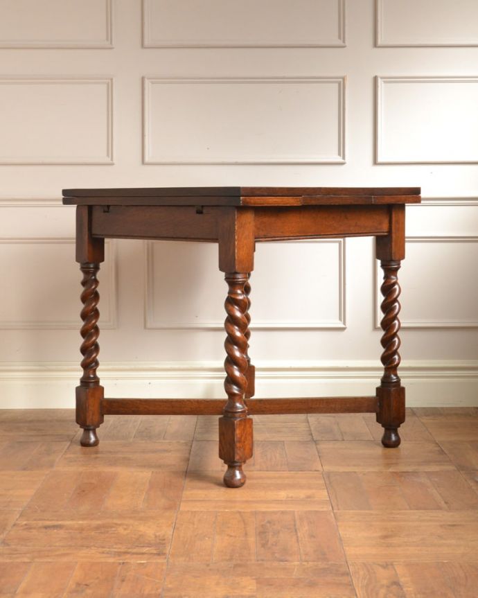 アンティークのテーブル アンティーク家具 伸長式のアンティークテーブル、英国から届いたドローリーフテーブル。こちら側から見てみると・・・アンティークは新品ではないので、もちろん経年変化によるキズはありますが、専門の職人がキレイに修復しました。(q-2098-f)