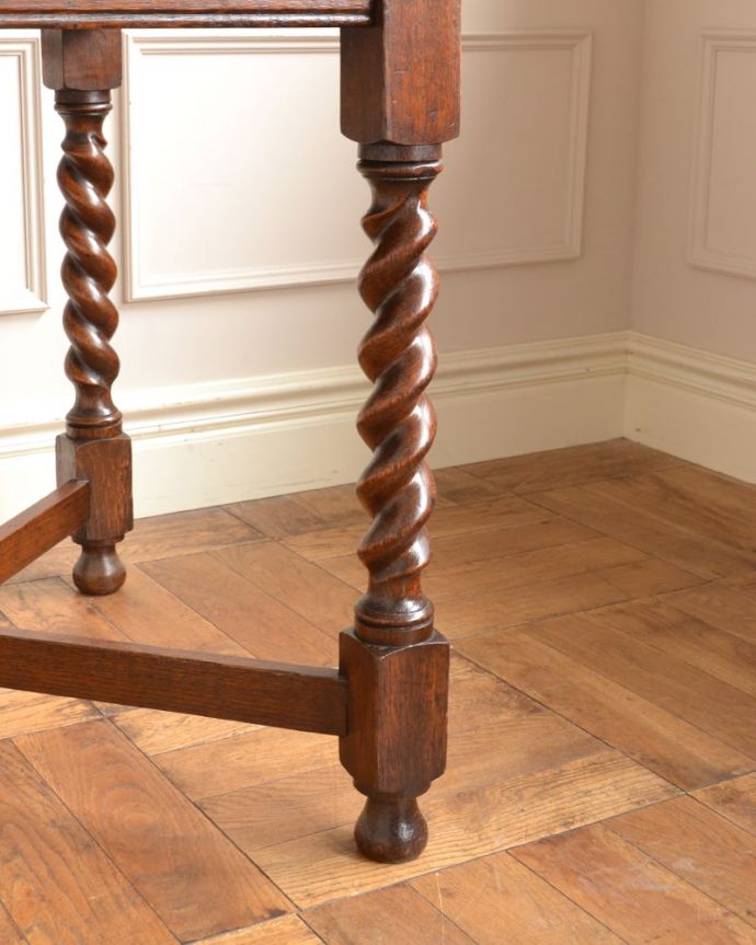 アンティークのテーブル アンティーク家具 伸長式のアンティークテーブル、英国から届いたドローリーフテーブル。持ち上げなくても移動できます!Handleのアンティークは、脚の裏にフェルトキーパーをお付けしていますので、持ち上げなくても床を滑らせて移動させることが出来ます。(q-2098-f)