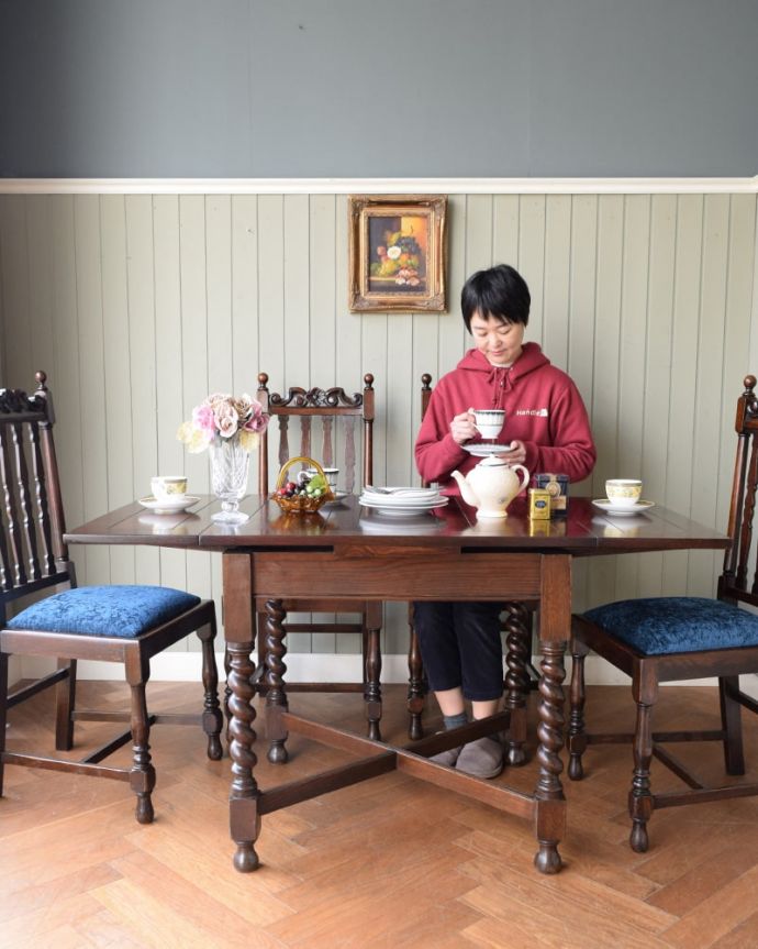 アンティークのテーブル　アンティーク家具　英国輸入のアンティーク家具、使う人数に合わせてサイズが変えられるドローリーフテーブル（ダイニングテーブル）。3通りの大きさで使える便利なテーブル天板の下に隠れているリーフを引っ張り出せばあっという間に大きく使えるドローリーフテーブル。(q-2099-f)