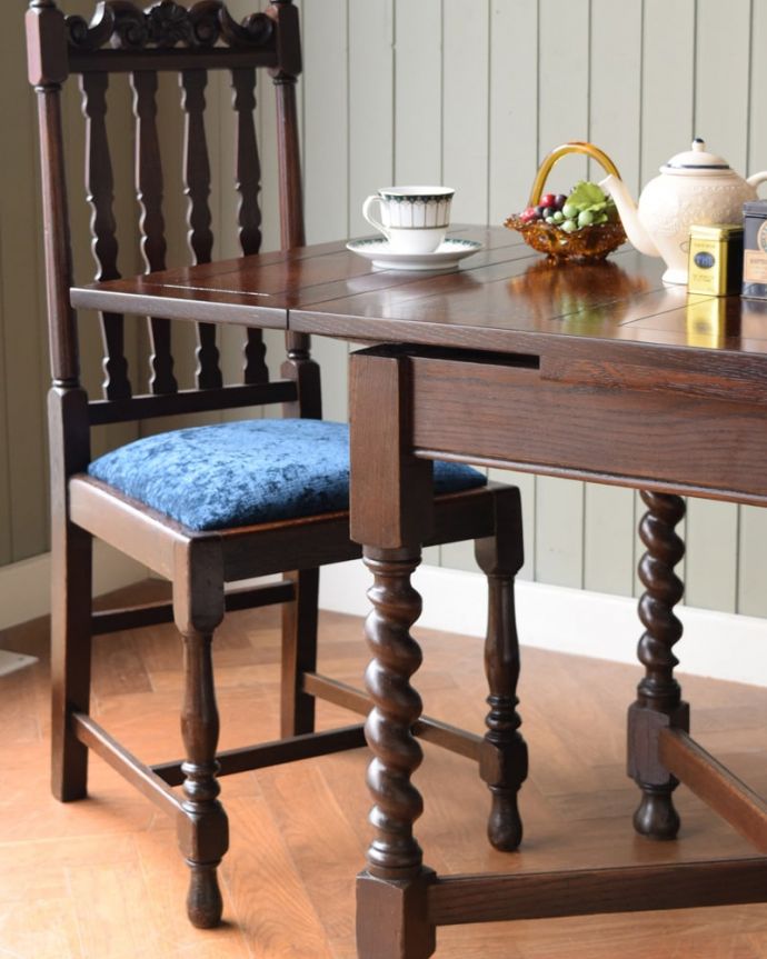 アンティークのテーブル　アンティーク家具　英国輸入のアンティーク家具、使う人数に合わせてサイズが変えられるドローリーフテーブル（ダイニングテーブル）。やっぱり目立っちゃう女性らしいツイスト脚ツイスト脚のテーブルはアンティークのデザインの定番中の定番。(q-2099-f)