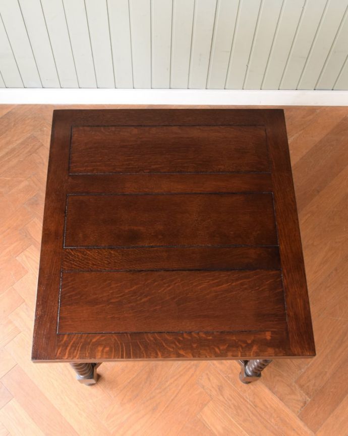 アンティークのテーブル　アンティーク家具　英国輸入のアンティーク家具、使う人数に合わせてサイズが変えられるドローリーフテーブル（ダイニングテーブル）。上から見るとこんな形リーフを開く前はこんな形です。(q-2099-f)