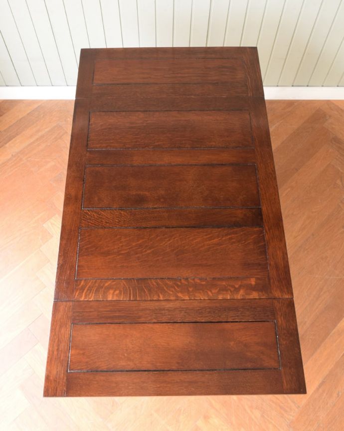 アンティークのテーブル　アンティーク家具　英国輸入のアンティーク家具、使う人数に合わせてサイズが変えられるドローリーフテーブル（ダイニングテーブル）。やっぱりテーブルは天板が重要全部開いた状態で天板を上から見てみるとこんな感じです。(q-2099-f)