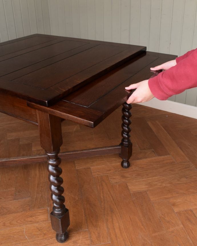 アンティークのテーブル　アンティーク家具　英国輸入のアンティーク家具、使う人数に合わせてサイズが変えられるドローリーフテーブル（ダイニングテーブル）。誰でもカンタン！引っ張るだけでOK。(q-2099-f)