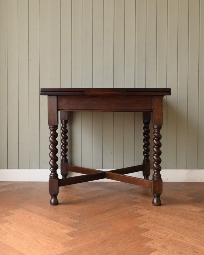 アンティークのテーブル　アンティーク家具　英国輸入のアンティーク家具、使う人数に合わせてサイズが変えられるドローリーフテーブル（ダイニングテーブル）。横から見るとこんな感じ真横から見てみるとこんな感じ。(q-2099-f)