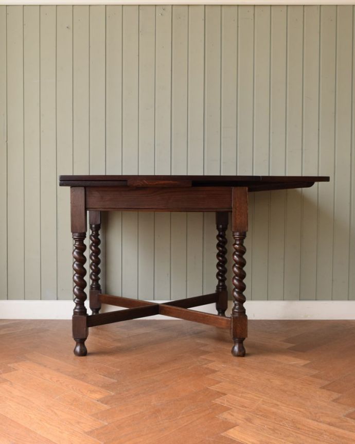 アンティークのテーブル　アンティーク家具　英国輸入のアンティーク家具、使う人数に合わせてサイズが変えられるドローリーフテーブル（ダイニングテーブル）。片方だけ開いてもOK片方のリーフだけを開くとこんな感じ。(q-2099-f)