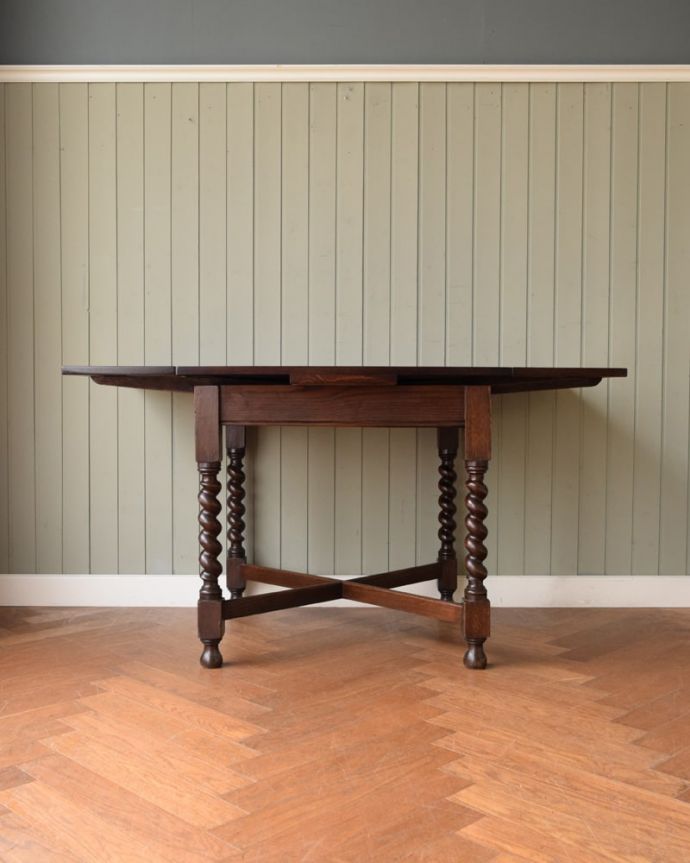 アンティークのテーブル　アンティーク家具　英国輸入のアンティーク家具、使う人数に合わせてサイズが変えられるドローリーフテーブル（ダイニングテーブル）。両方開くと大きなサイズ！家族が増えた時やみんなが集まった時、両方のリーフを開けば大きなサイズに。(q-2099-f)