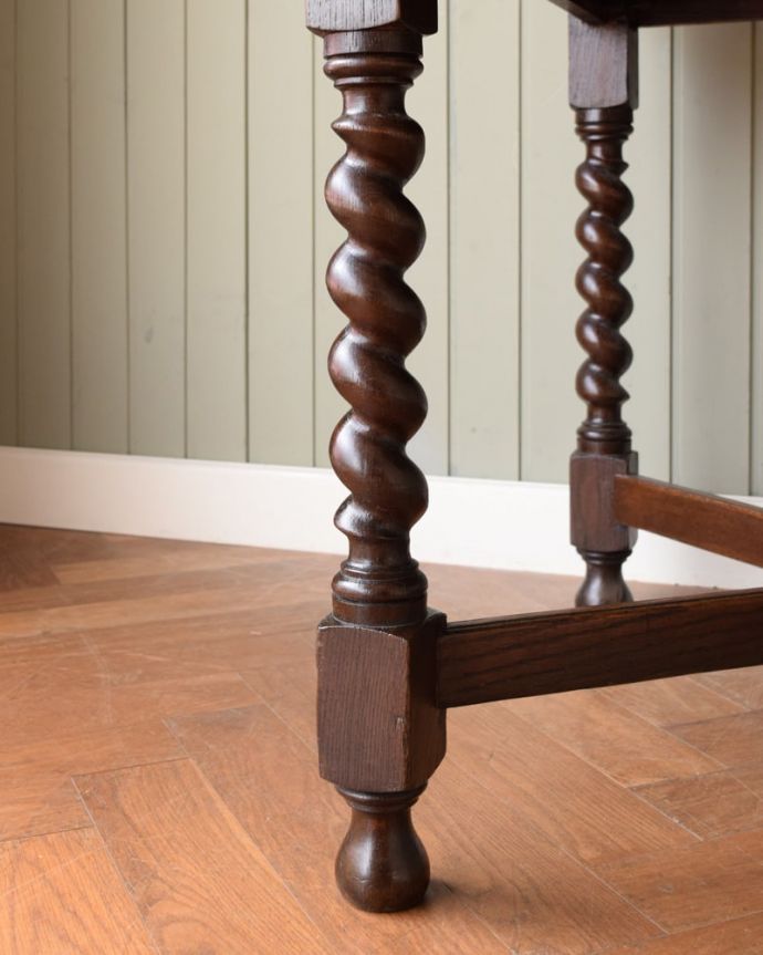 アンティークのテーブル　アンティーク家具　英国輸入のアンティーク家具、使う人数に合わせてサイズが変えられるドローリーフテーブル（ダイニングテーブル）。持ち上げなくても移動できます！Handleのアンティークは、脚の裏にフェルトキーパーをお付けしていますので、持ち上げなくても床を滑らせて移動させることが出来ます。(q-2099-f)