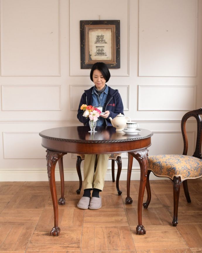 アンティークのテーブル アンティーク家具 かなりめずらしい丸い形のアンティークテーブル、クロウ&ボウルのダイニングテーブル。優雅なフォルムのテーブルとってもめずらしい丸形のダイニングテーブル。(q-2100-f)