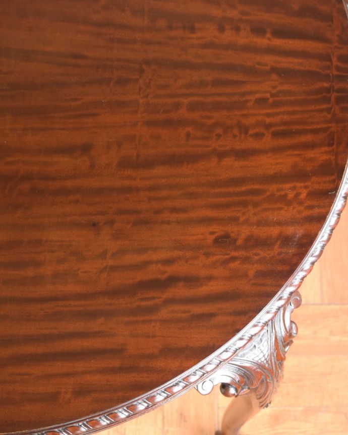 アンティークのテーブル アンティーク家具 かなりめずらしい丸い形のアンティークテーブル、クロウ&ボウルのダイニングテーブル。近づいて見てみると・・・アンティークでしか手に入れることが出来ない美しい木目も魅力です。(q-2100-f)