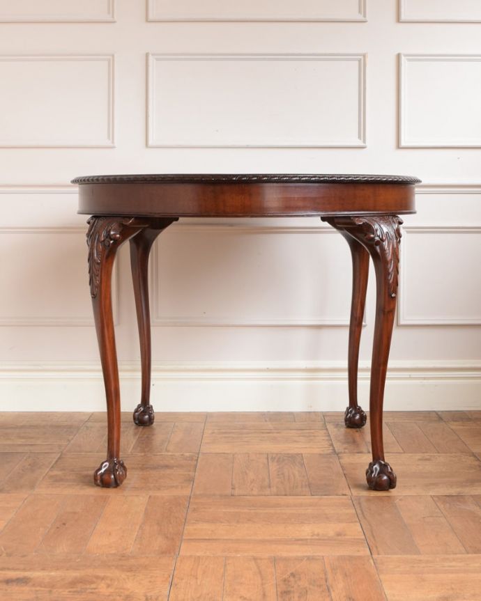 アンティークのテーブル アンティーク家具 かなりめずらしい丸い形のアンティークテーブル、クロウ&ボウルのダイニングテーブル。真横から見ると・・・脚のフォルムも、こんな感じで美しいです。(q-2100-f)